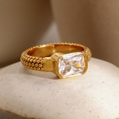 18K gold simple atmospheric teardrop shape with hammer pattern design open ring