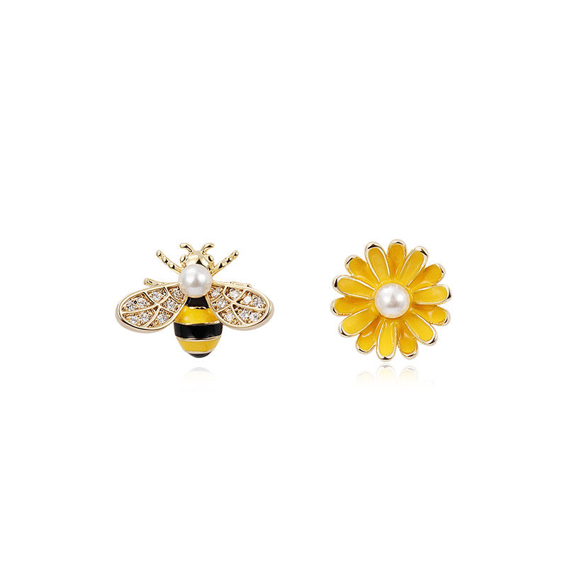 Bee daisy earrings