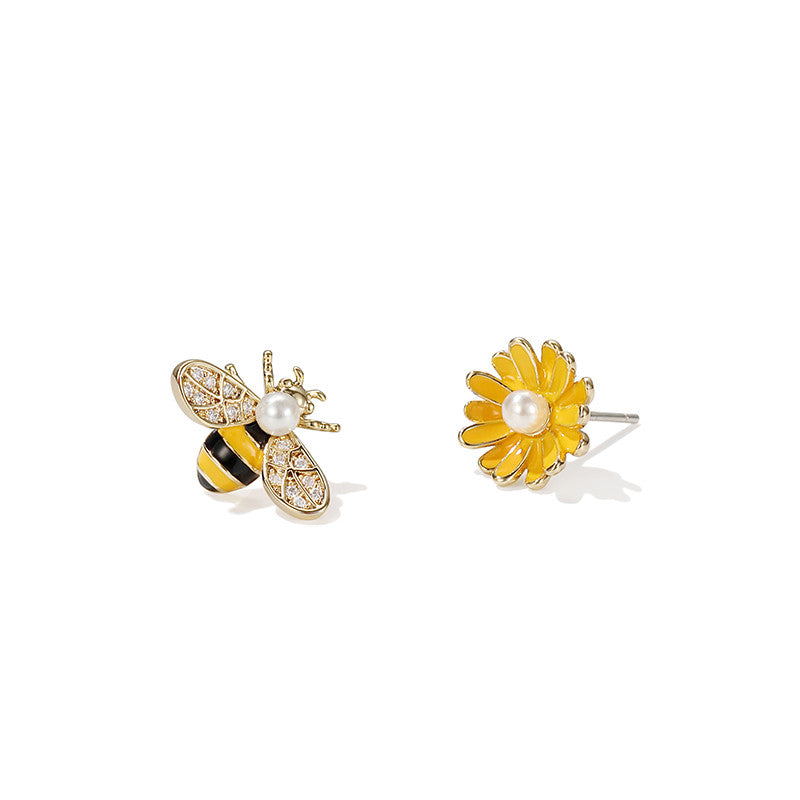 Bee daisy earrings